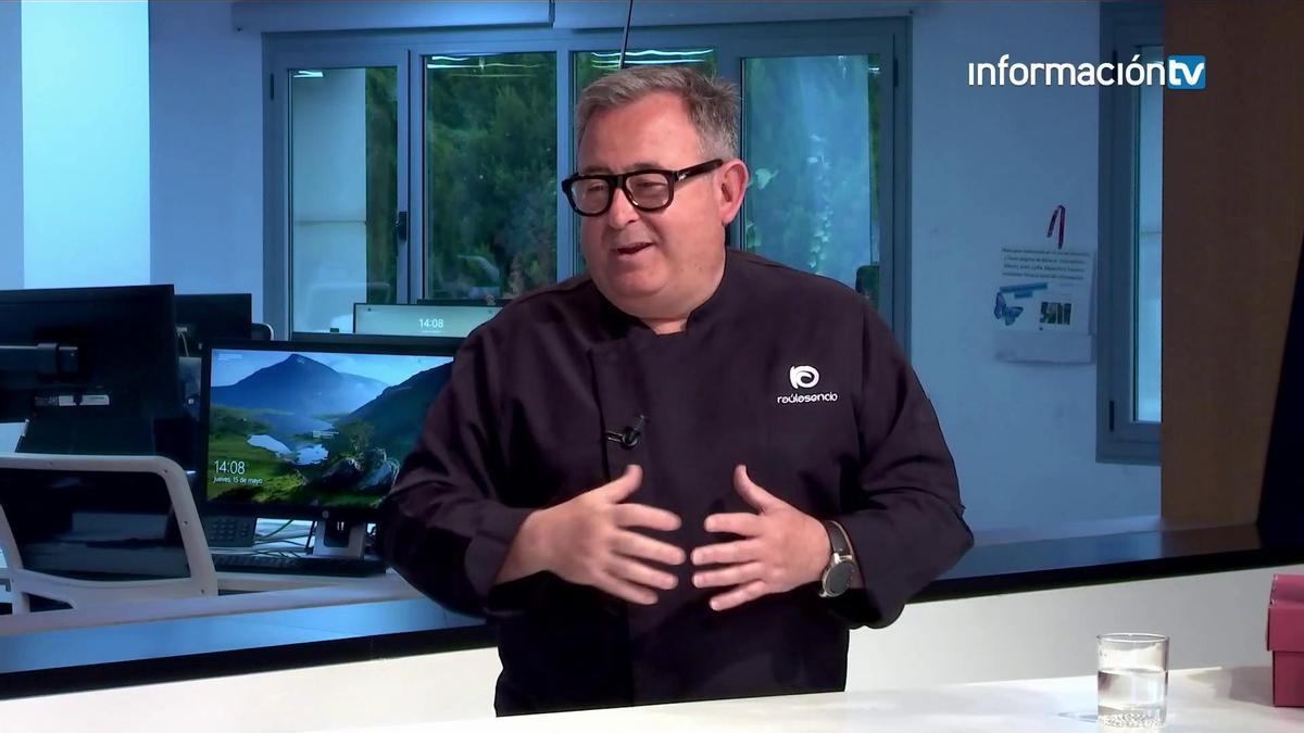 Raúl Asencio enseña los postres más representativos de "la provincia más dulce de España"
