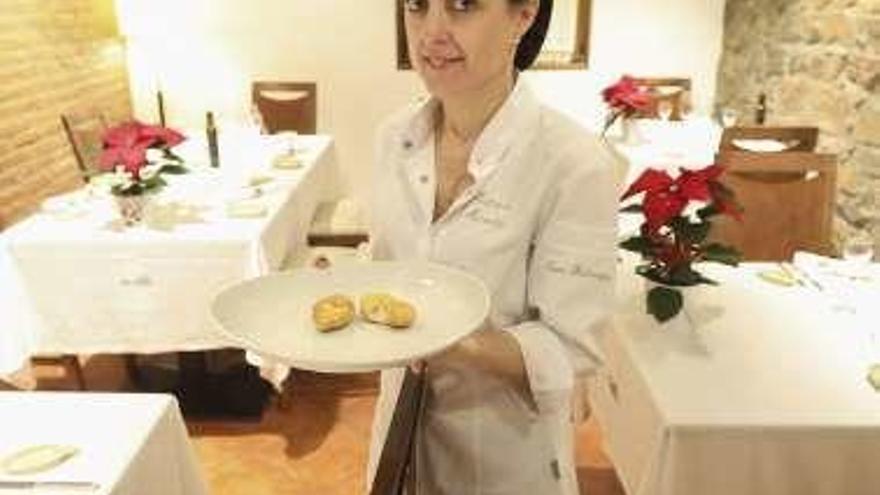 Sobre estas líneas, Ramona Menéndez con su croqueta.