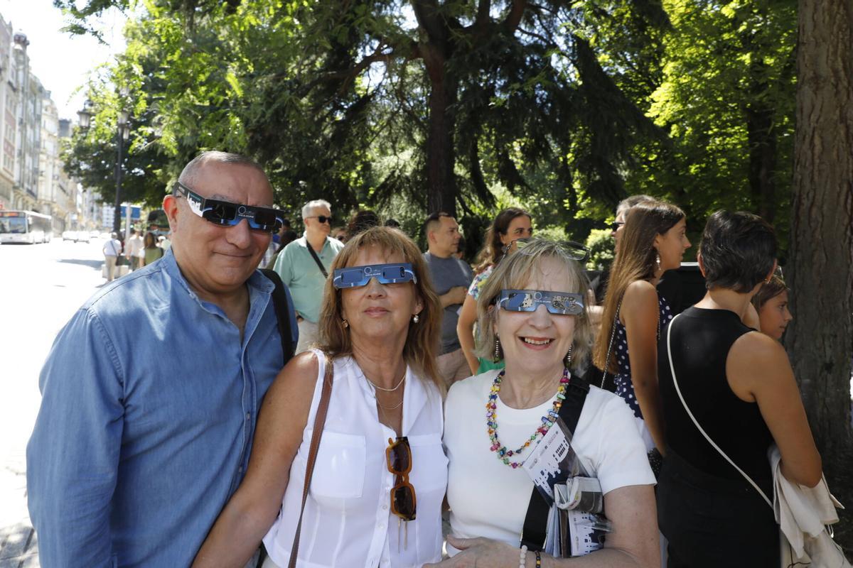 Oviedo. El Escorialín, reparto gratuito del kit del eclipse: gafas, imán, guía de uso Oviedo. El Escorialín, reparto gratuito del kit del eclipse: gafas, imán, guía de uso