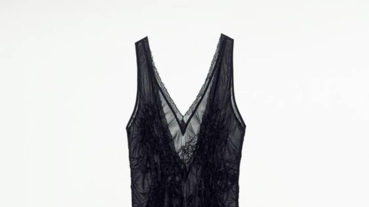 Vestido negro de efecto arrugado, de Zara
