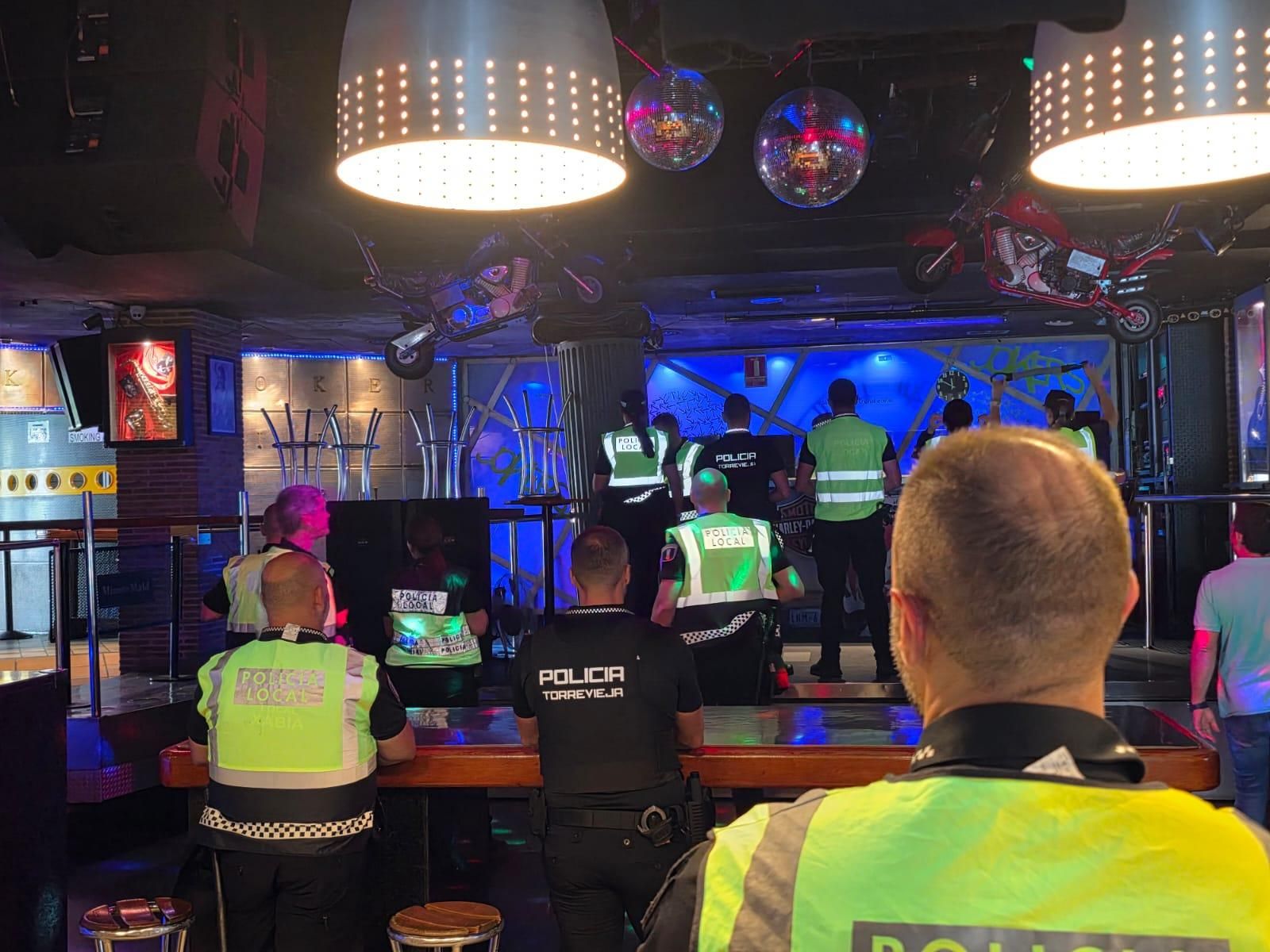 Los perros antidroga “entrenan” con la Policía Local de Benidorm en un pub de la zona inglesa