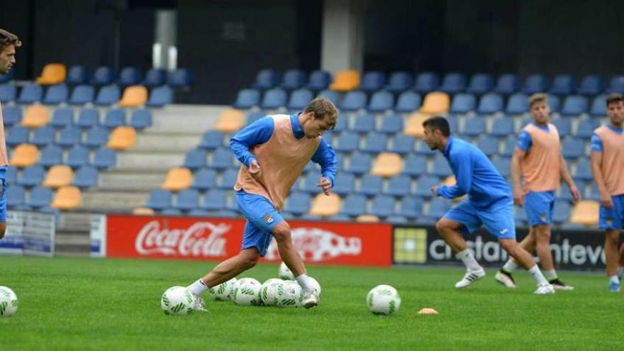 Mateu Ferrer golpea el balón durante el entrenamiento celebrado ayer en Pasarón. // Gustavo Santos