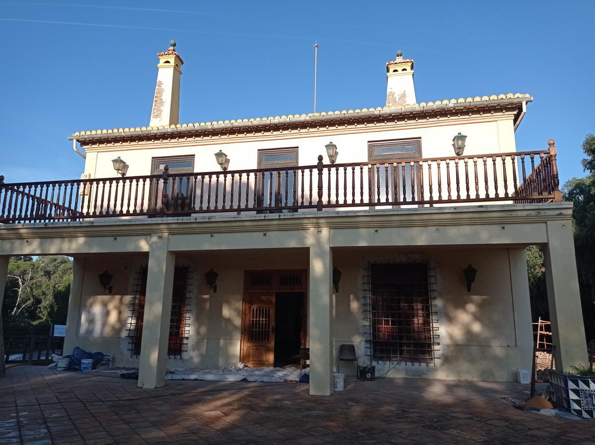 Fachada de la Casa Forestal de El Saler, que se está reformando.