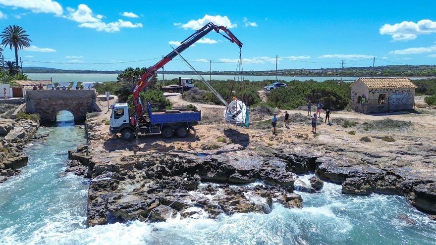 VÍDEO | Sacan del agua el velero varado en Formentera por la borrasca &#039;Betty&#039;