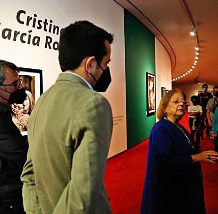 Detalle de la inauguración de la exposición, ayer, de las mujeres de la Magnum en el Niemeyer. | Mara Villamuza