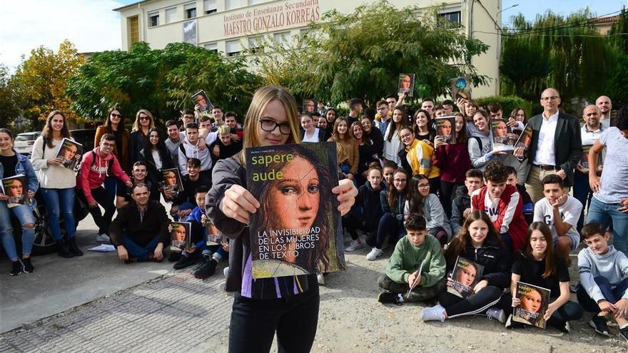 Los estudiantes que ‘rescatan’ a las mujeres ausentes en sus libros