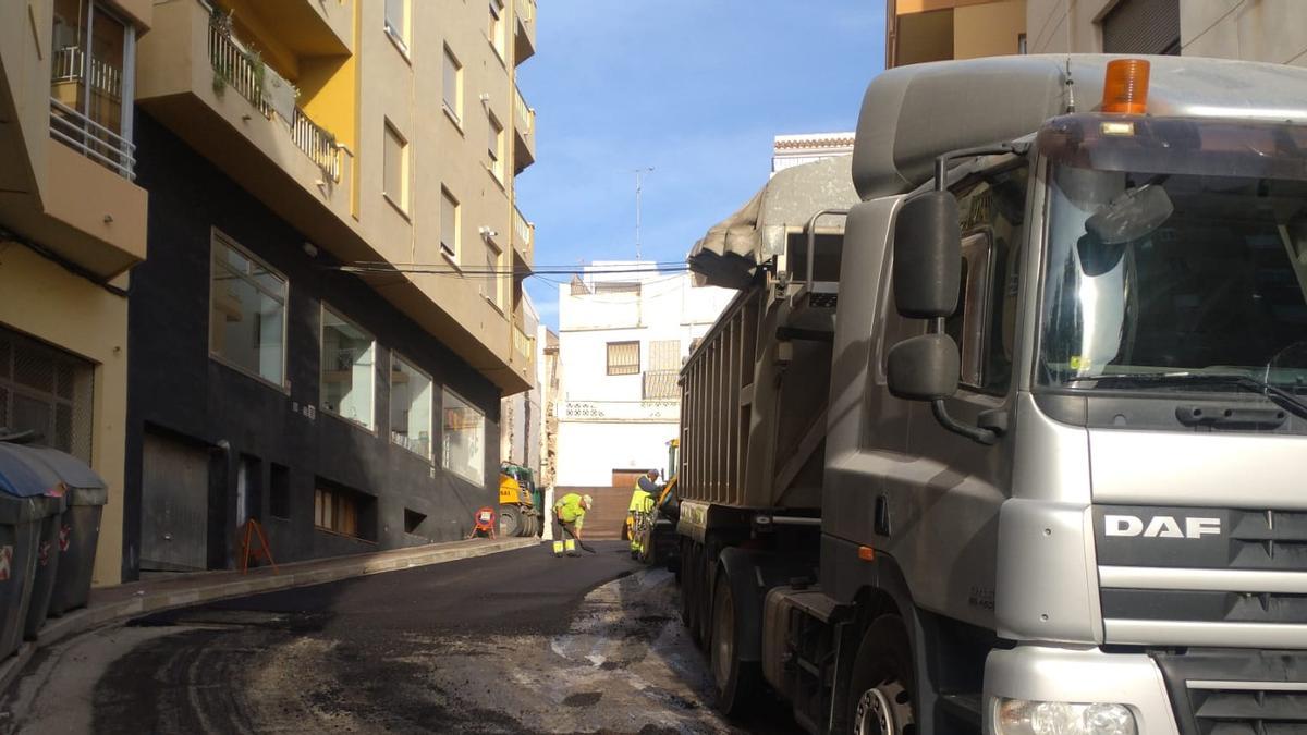 Trabajos de asfaltado en pleno centro calpino