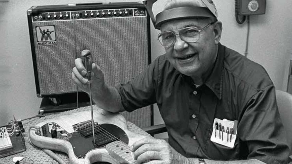 Leo Fender en su taller