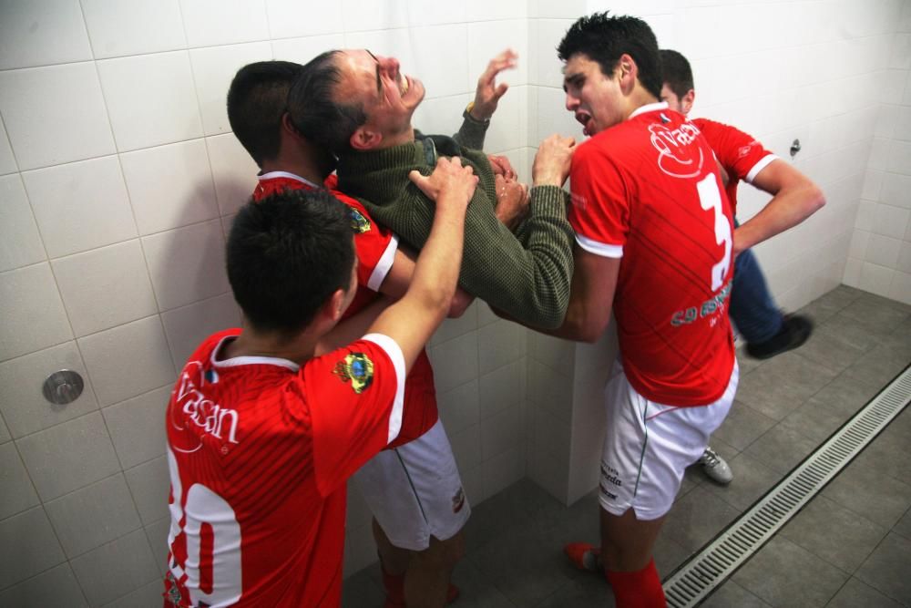 El club homenajea en su despedida al capitán tras 15 años en el club y a su entrenador, tras seis temporadas al frente del banquillo.