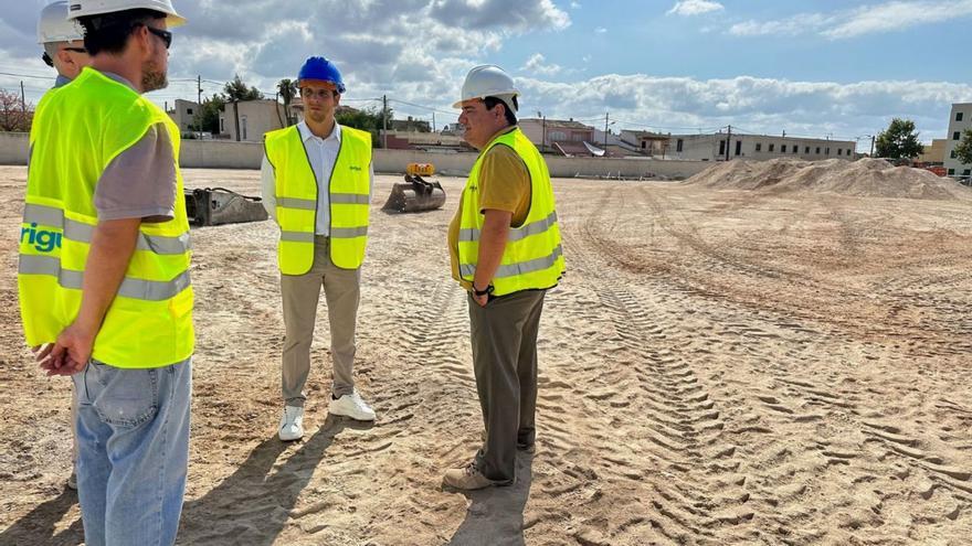 El director general de Deportes, David Salom, visitó ayer el inicio de la obra.