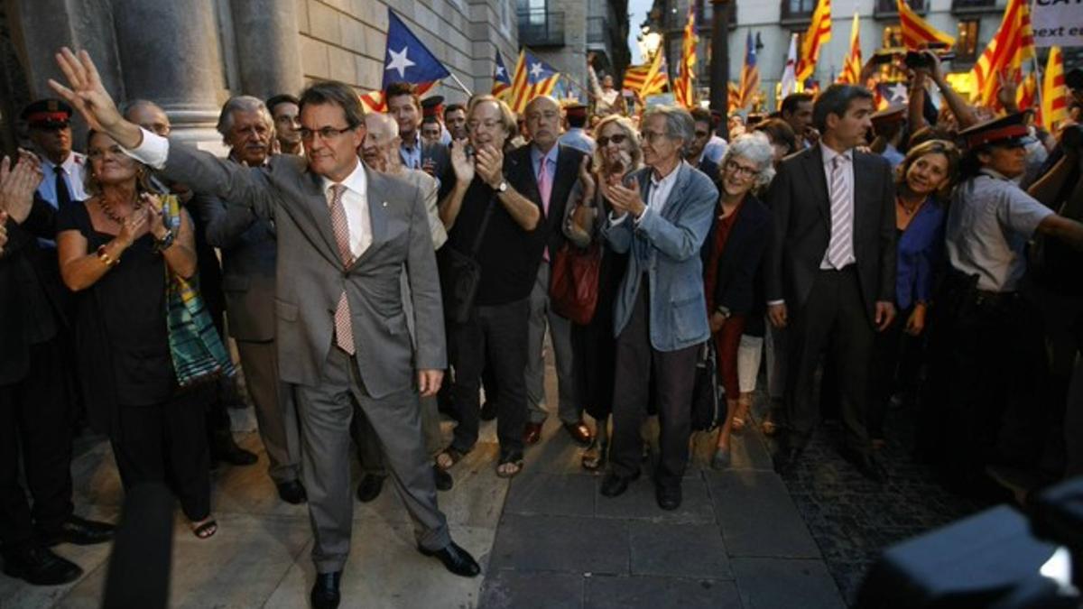 Artur Mas saluda a los ciudadanos que acudieron a recibirle, ayer, en la plaza de Sant Jaume.