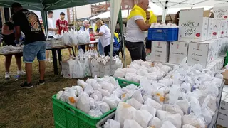 VÍDEO: Mesa y mantel para más de mil personas en las fiestas de El Berrón