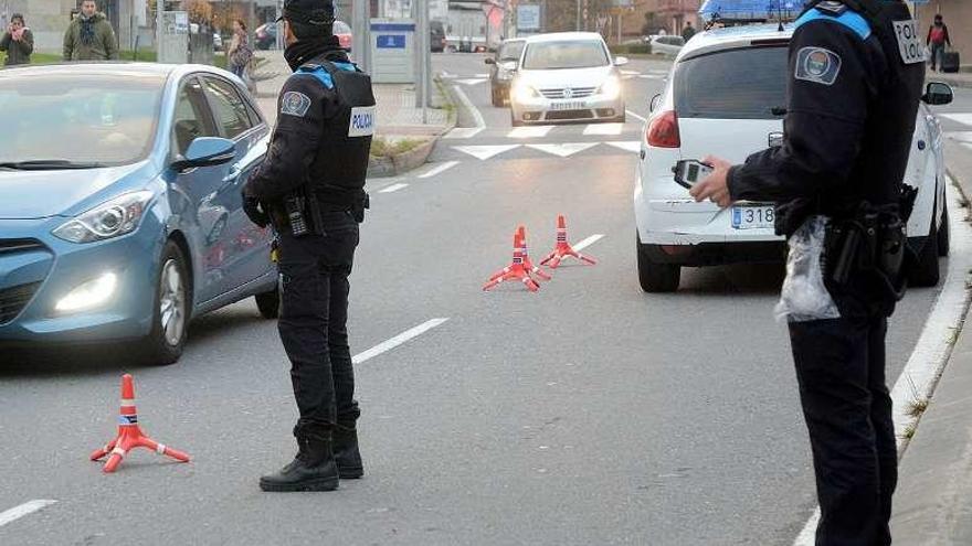 Operativo de tráfico de la Policía Local. // Rafa Vázquez