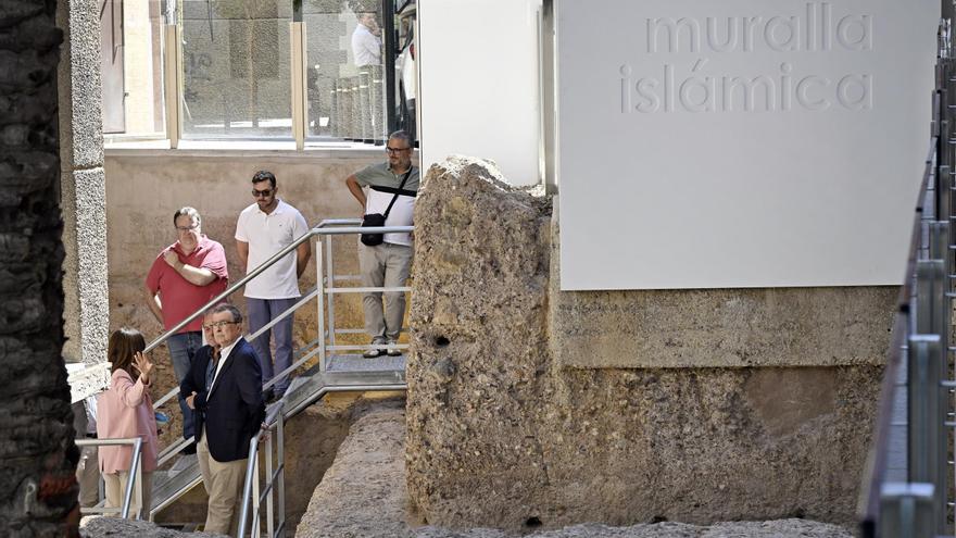 Abre al público un nuevo tramo de la muralla medieval de Murcia en la calle Sagasta