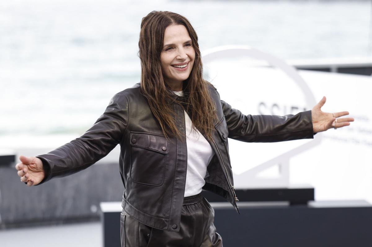 La actriz y realizadora francesa, Juliette Binoche, posa durante la presentación de su documental 'In-I In Motion', que compite en la Sección Oficial de la 73 edición del Festival de cine de San Sebastián.