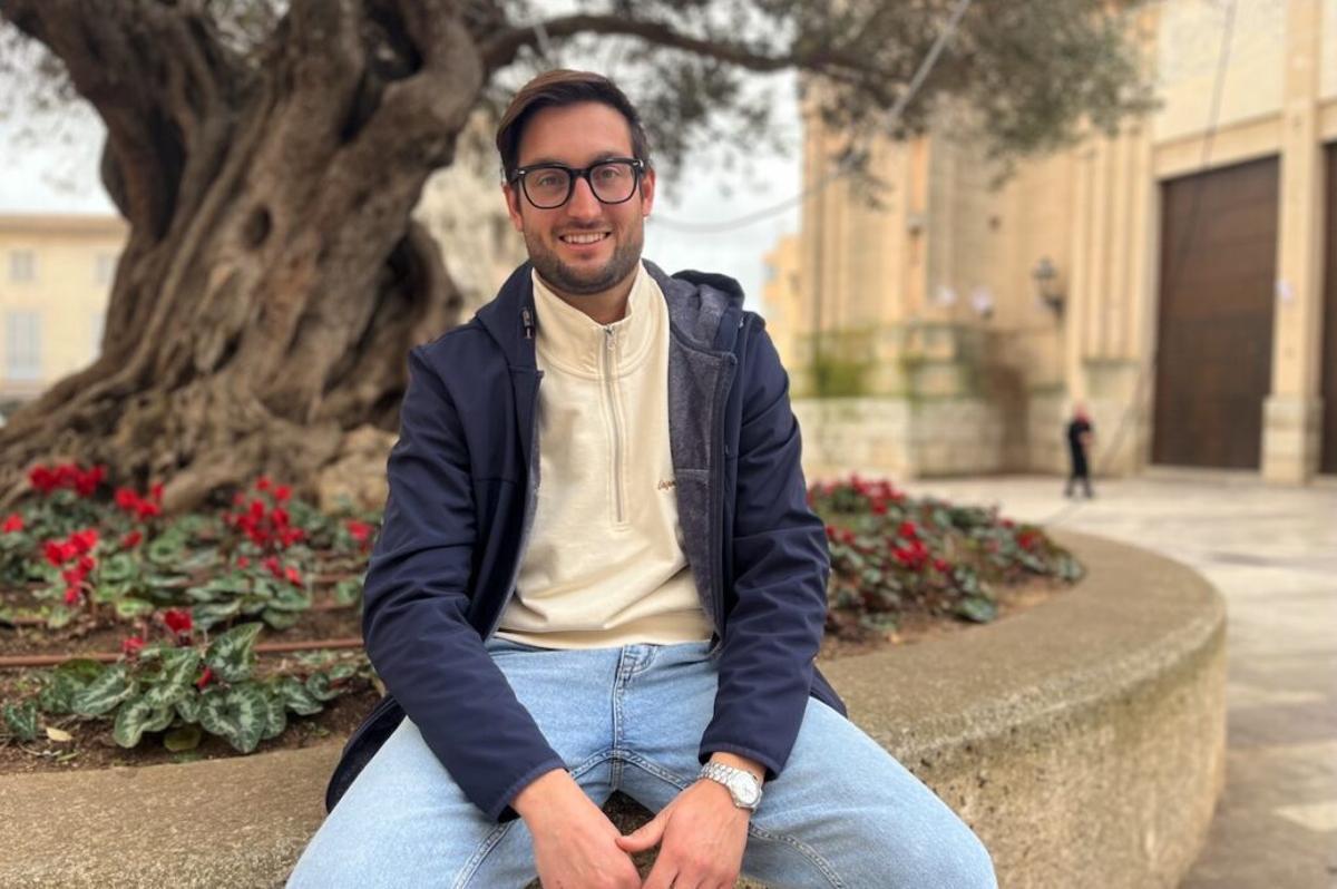 Mateu Fullana posa para la entrevista en la Plaça del Palau de Manacor.