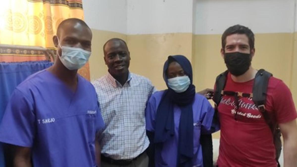 Rémi Gontié, responsable d'intercanvis del grau en Fisioteràpia d'UManresa, amb personal de l'Hospital de Banjul