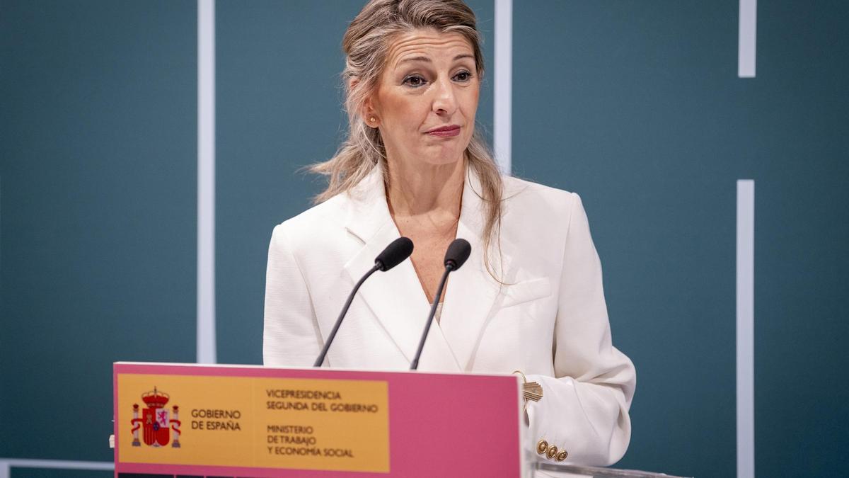 La vicepresidenta segunda, Yolanda Díaz, durante la presentación del IV Informe de la Comisión Asesora para actualizar el SMI en 2026, en el Ministerio de Trabajo y Economía Social, a 12 de diciembre de 2025, en Madrid (España).