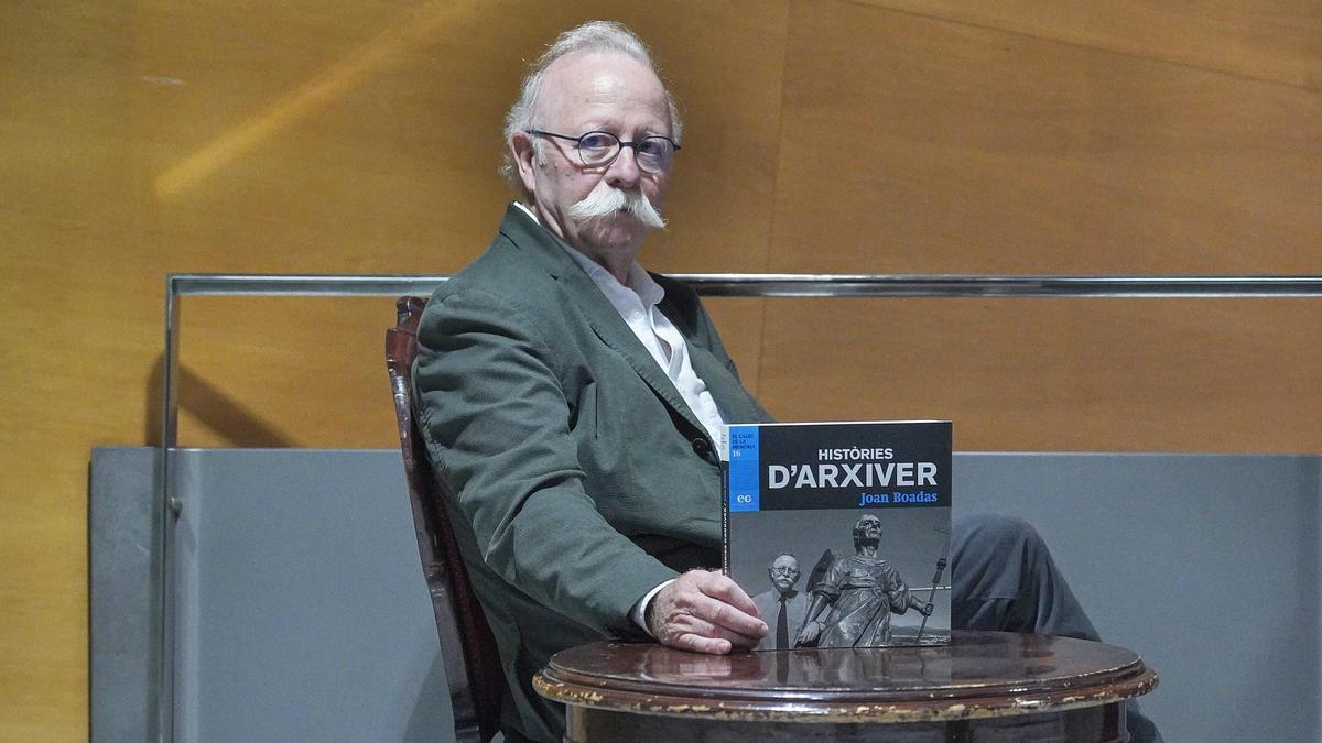 oan Boadas amb el llibre «Històries d’arxiver».