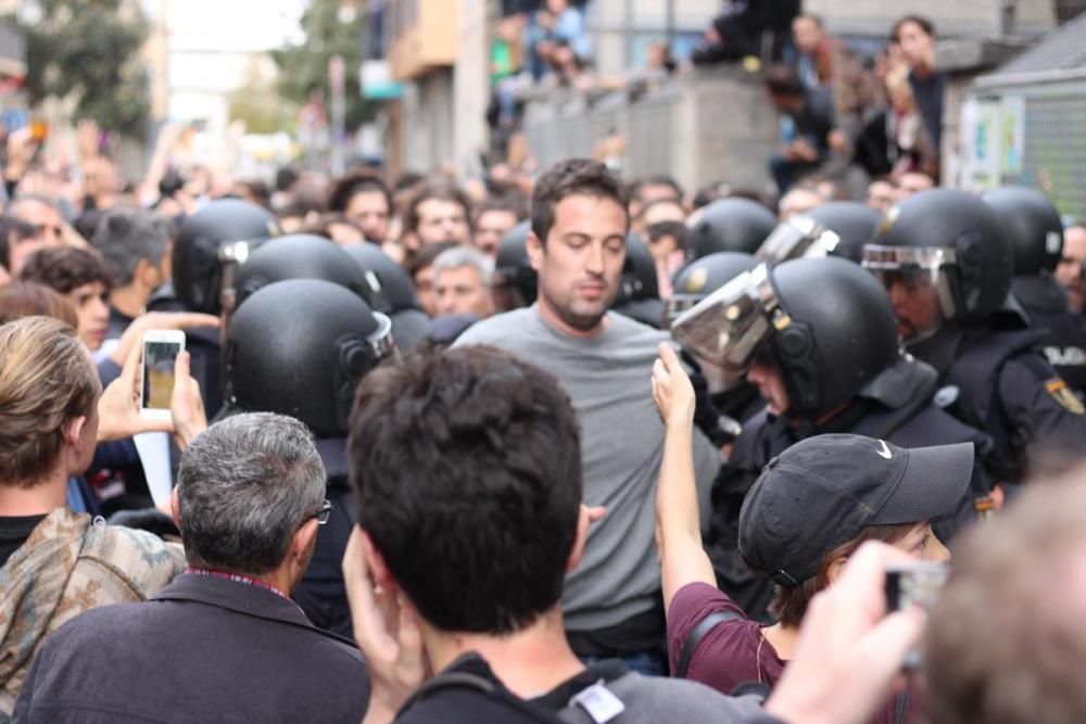 La Policia Nacional desallotja el col·legi Verd de Girona