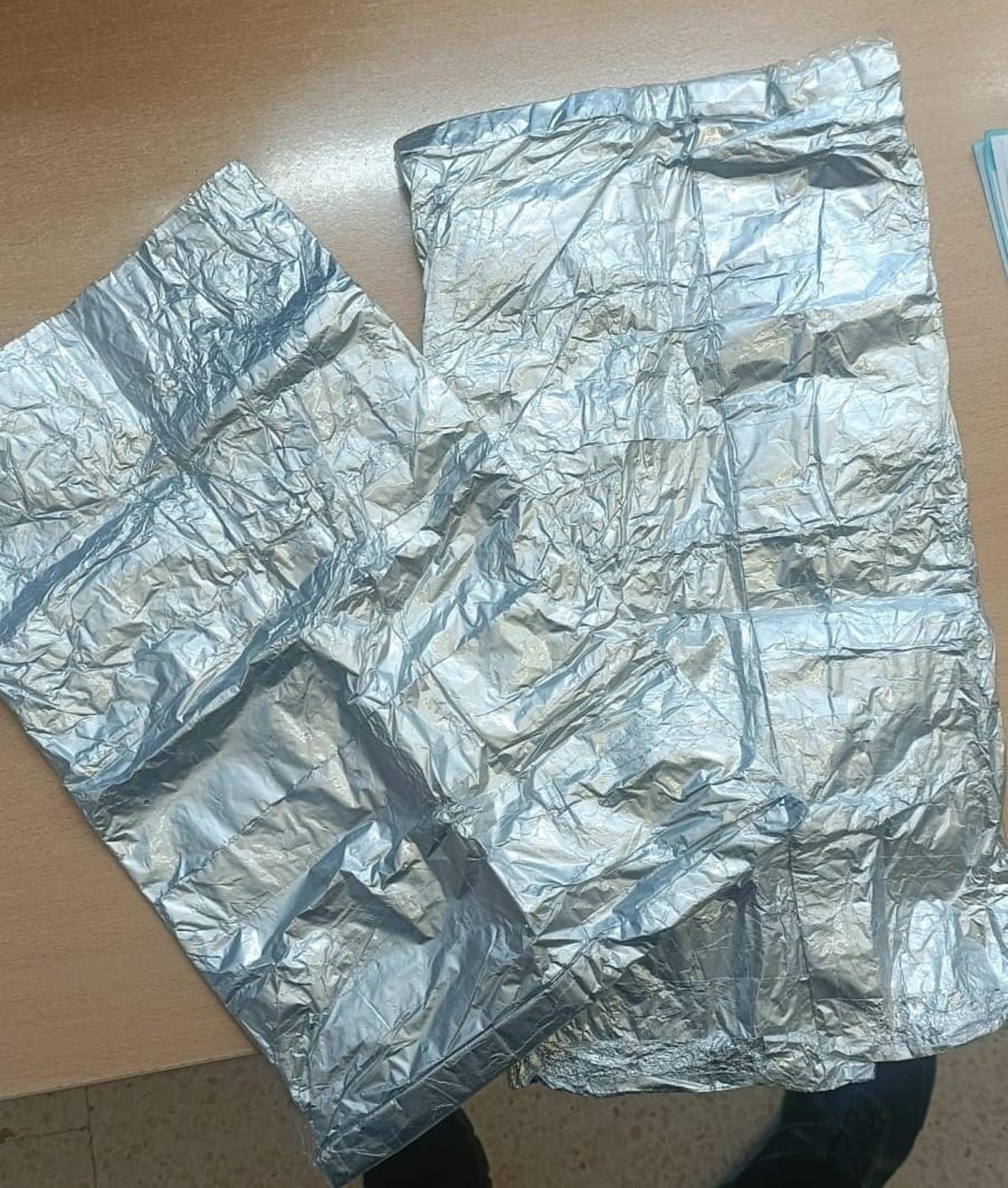 La bossa recoberta amb paper d'alumini que duien amagada sota la roba ampla a Llagostera.