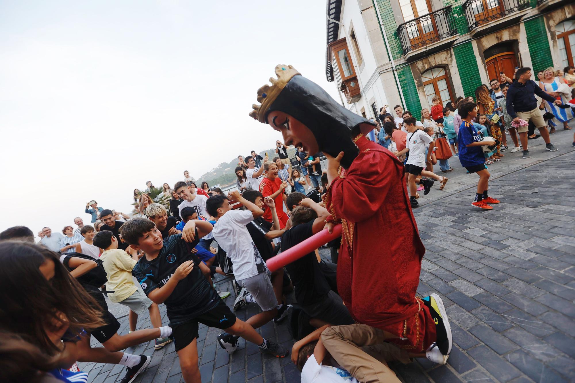 EN IMÁGENES Las calles de Luanco se llenan en el comienzo de las