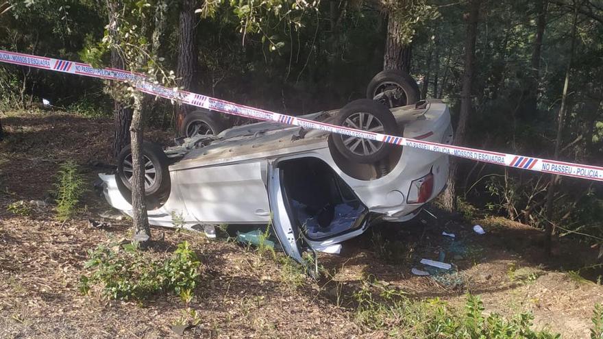 El cotxe bolcat, en una corba abans del quilòmetre 2 de la carretera