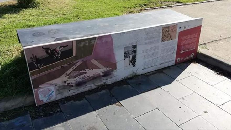 Turismo denuncia el vandalismo en un atril del baluarte de Santiago