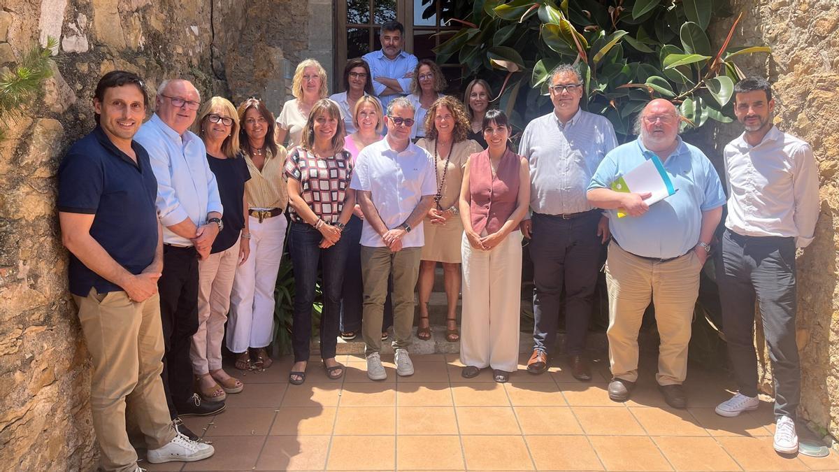 Alcaldes i regidors d'ajuntaments gironins i membres de la junta de l'ATA que s'oposen al decret del Govern que preveu l'eliminació d'habitatges d'ús turístic