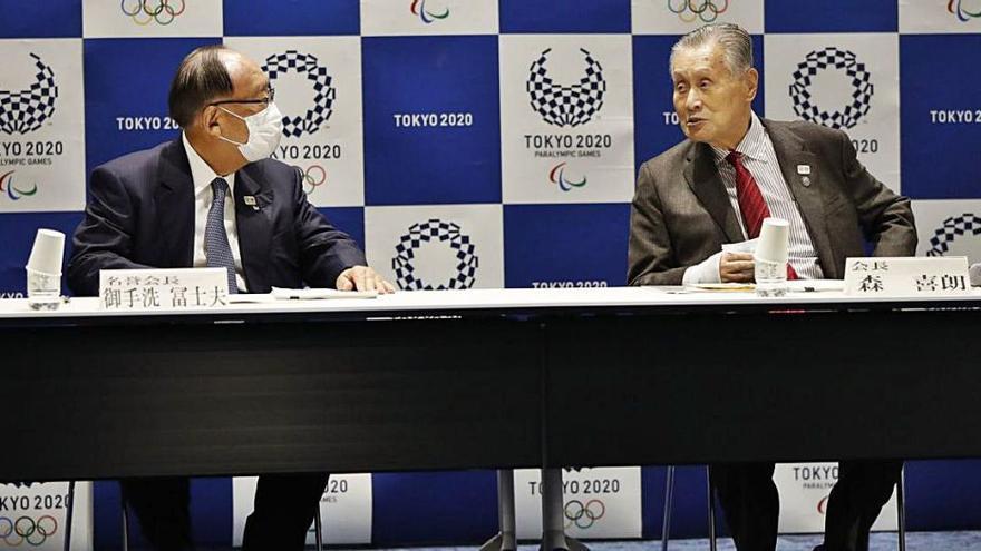 Yoshiro Mori y Toshiro Muto, ayer en rueda de prensa antes de anunciar las fechas de Tokio 2021.