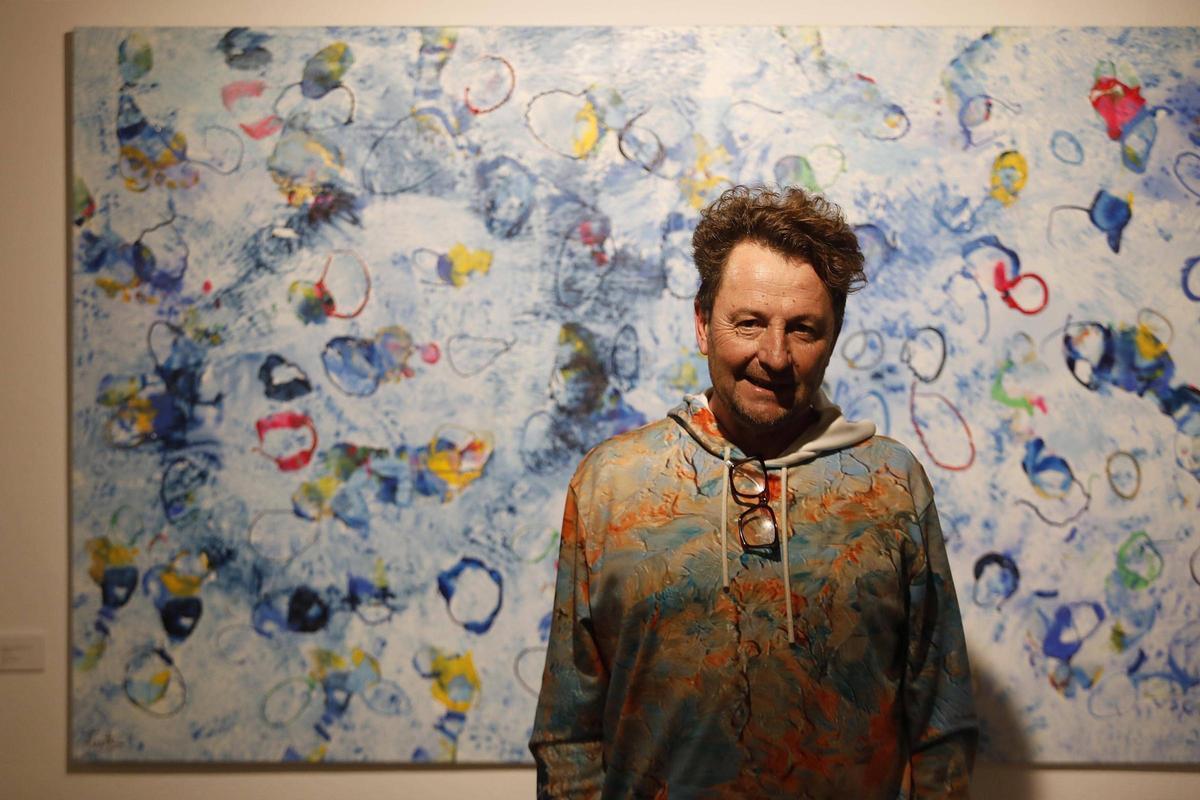 Lluís Fusté, Fusti, davant d'una de les pintures que exposa a Espai Barri Vell.