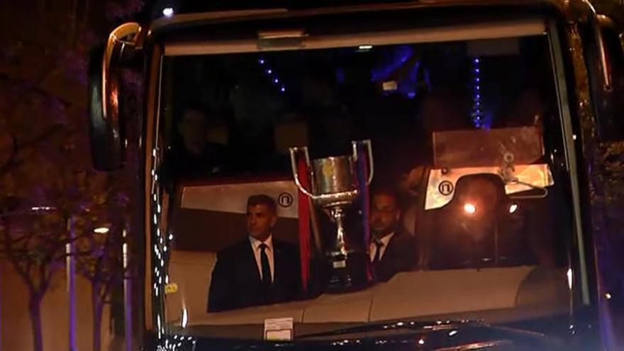 El Barça exhibe la Copa del Rey a su llegada a casa
