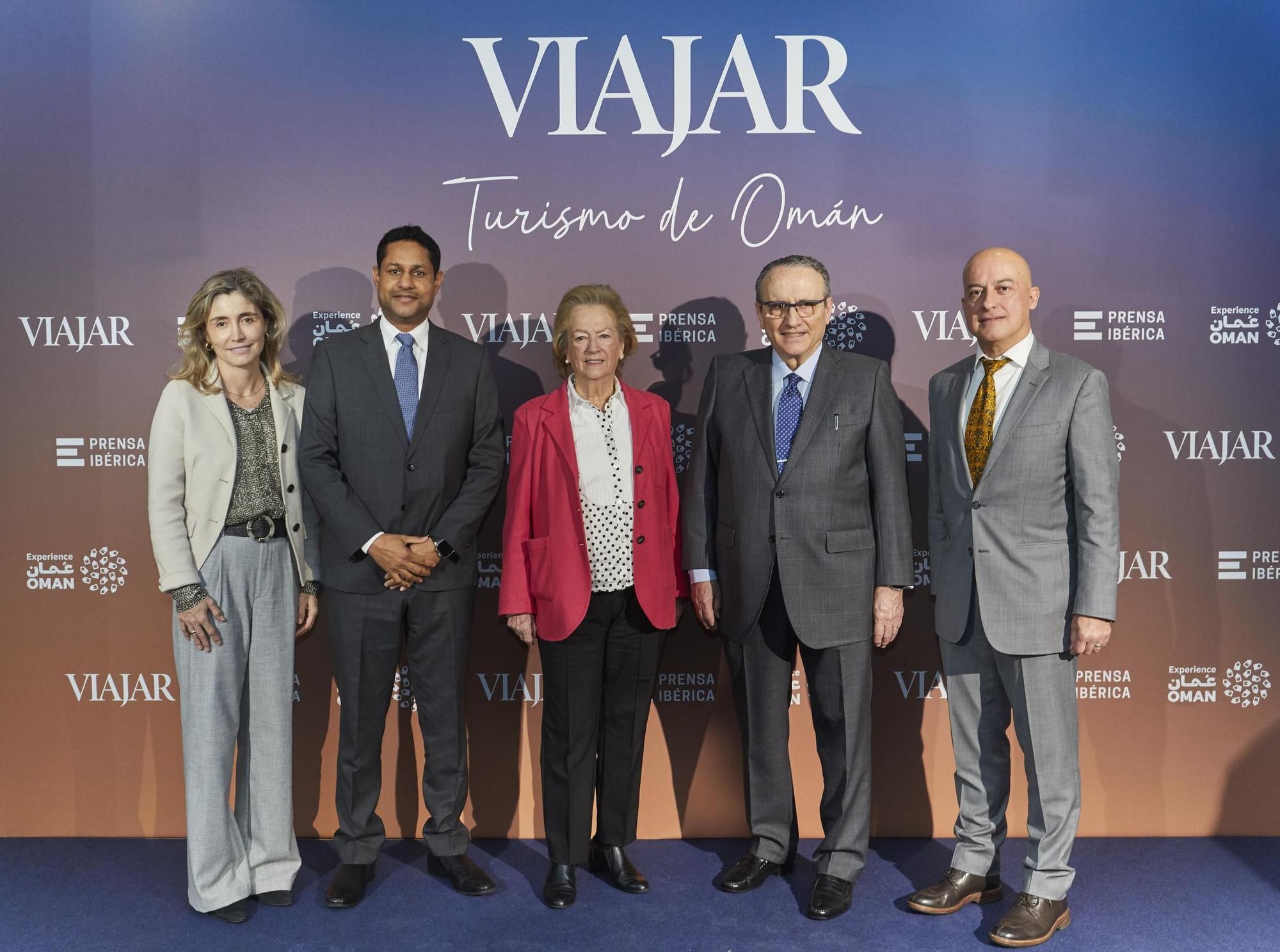 Ainhoa Moll, adjunta a la Presidencia y directora editorial de Prensa Ibérica; Haitham Mohammed Al Ghassani, director general de Promoción Turística del Ministerio de Patrimonio y Turismo del Sultanato de Omán; Arantza Sarasola, vicepresidenta de Prensa Ibérica; Javier Moll, director de Prensa Ibérica y Josep María Palau, director de Viajar.