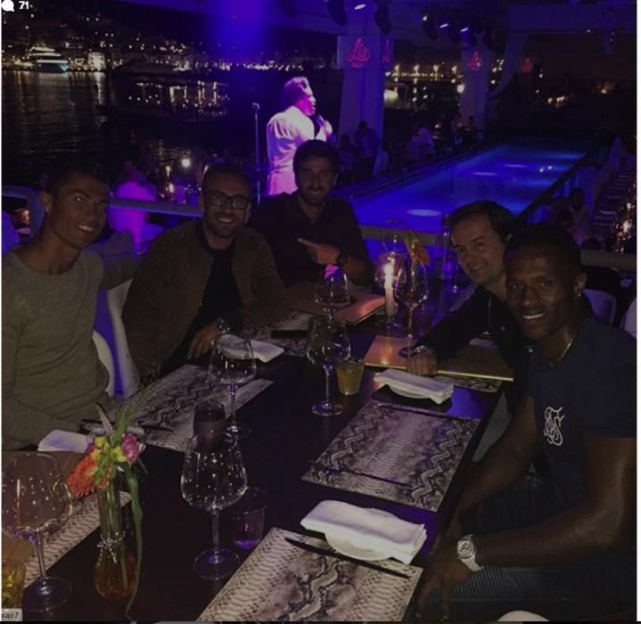 Cristiano Ronaldo cena con amigos en Ibiza.