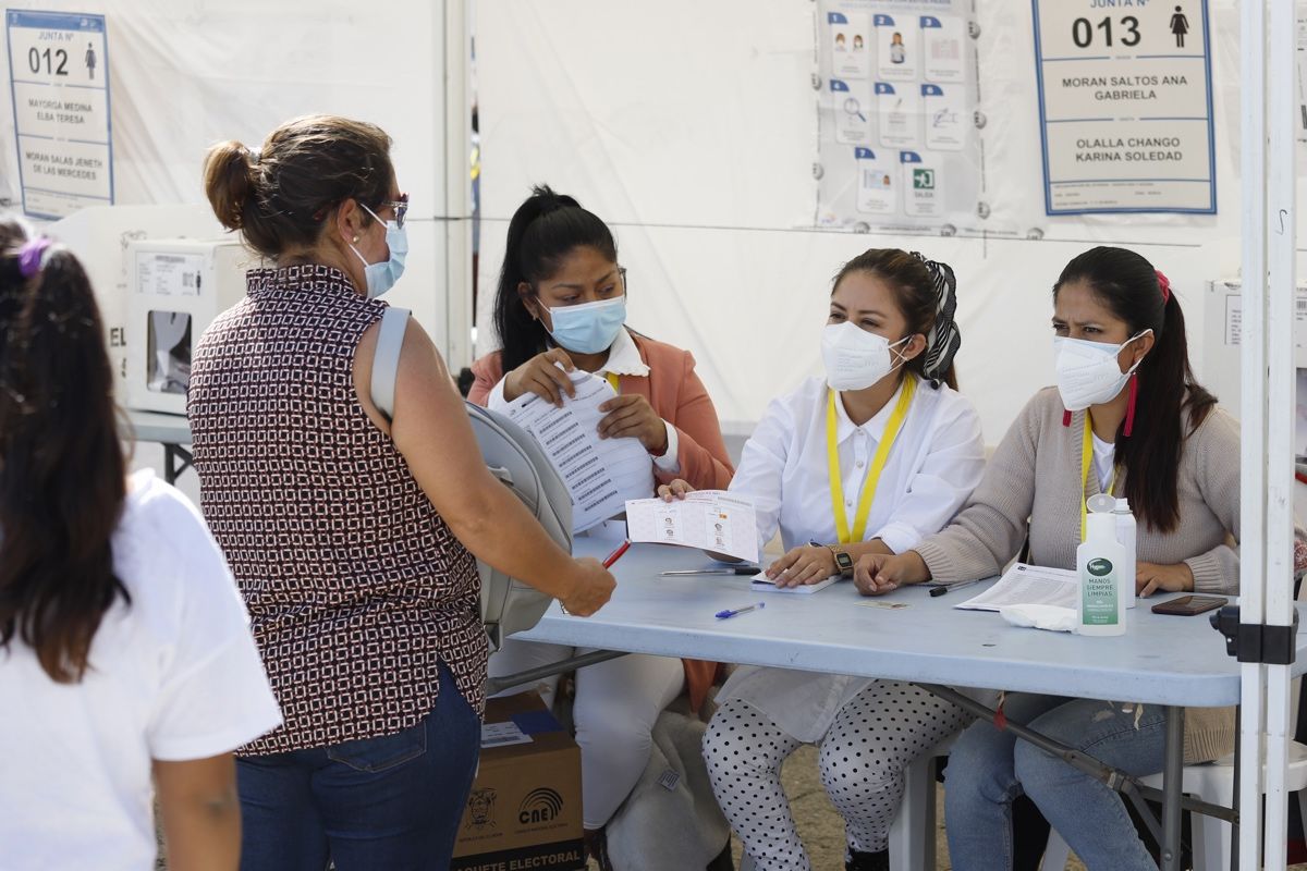 Los ecuatorianos residentes en la Región votan en las elecciones de su país