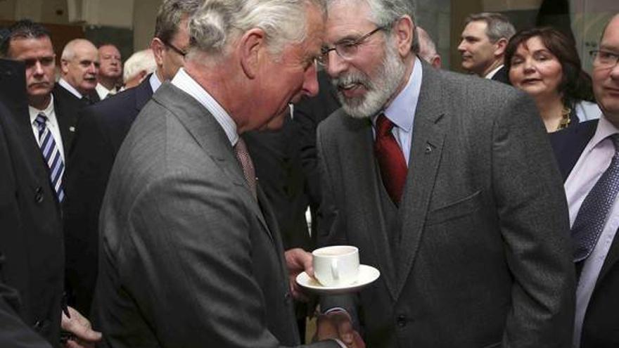 Apretón de manos entre el príncipe Carlos y Gerry Adams