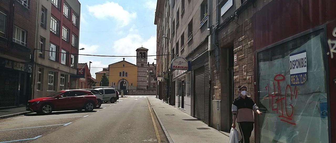 La calle Severo Ochoa, desde dos perspectivas: la que mira a la iglesia de Lugones (arriba) y la del entronque con la avenida de Oviedo (a la izquierda). A la derecha, la zona peatonalizada de manera parcial en Leopoldo Lugones. | P. T.