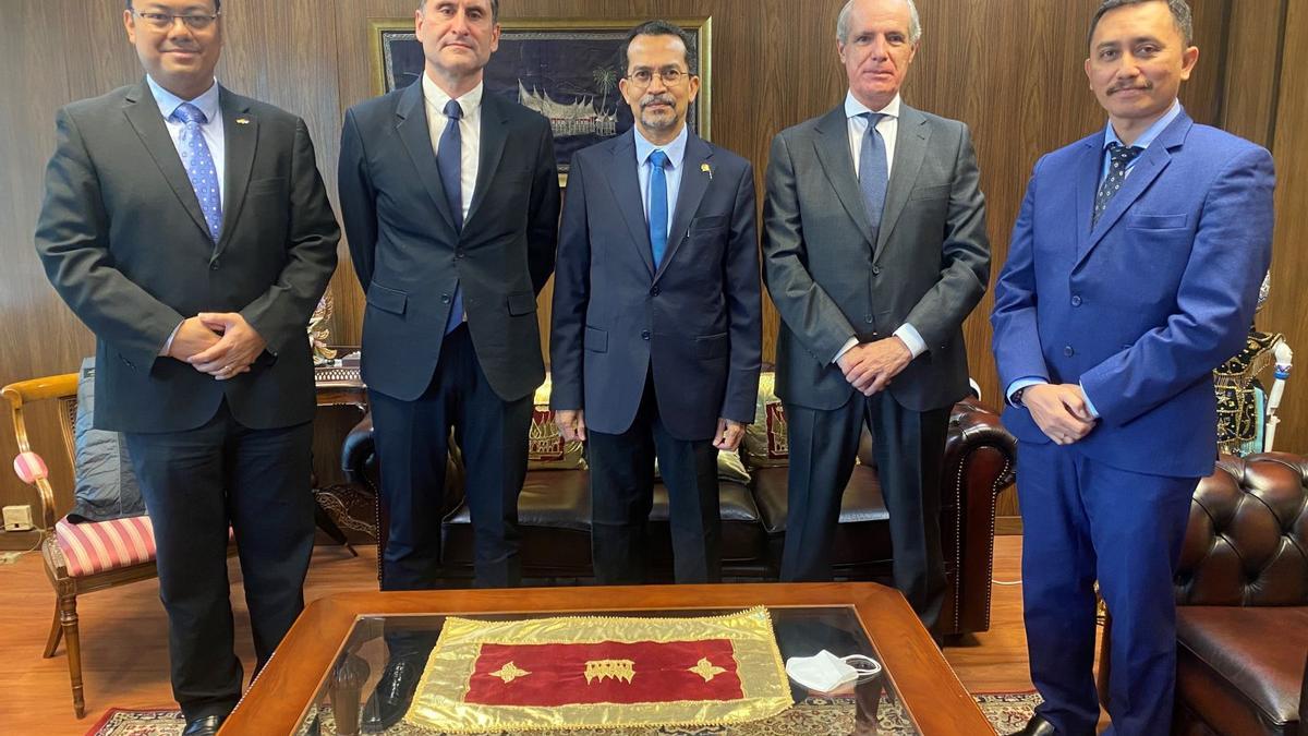 El director de Navalia, Javier Arnau, se reunió en Madrid con el Embajador de Indonesia, Muhammad Najib,  y el presidente de la Asociación de Naciones del Sudeste Asiático (ASEAN) en España, Antonio Viñal, entre otros.