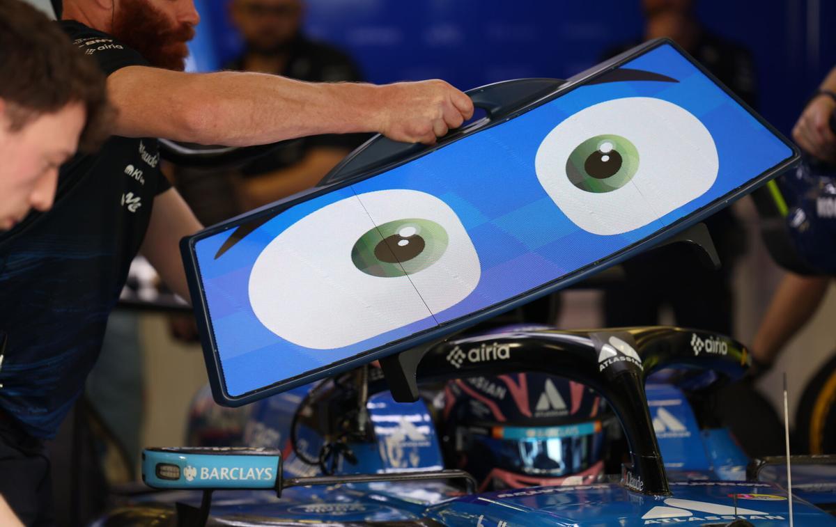 SAKHIR (Bahrain), 12/02/2026.- Mechanics work on the car of Williams driver Alexander Albon of Thailand during the Formula 1 pre-season testing at Bahrain International Circuit in Sakhir, Bahrain, 12 February 2026. (Fórmula Uno, Bahrein, Tailandia) EFE/EPA/ALI HAIDER