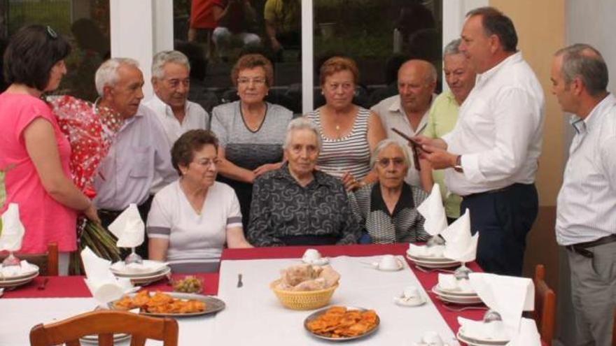 A Laracha rinde homenaje a una vecina centenaria