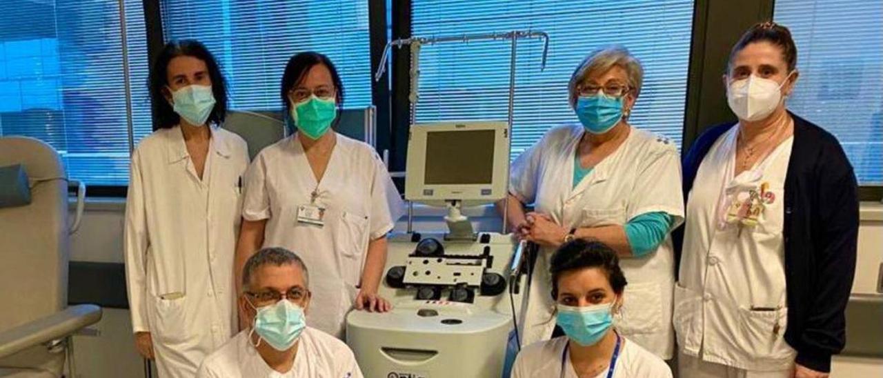 Equipo del Banco de Sangre del HUCA que obtiene los linfocitos con el separador celular y realiza la preparación de los mismos antes de enviarlos para producir los CAR-T. De izquierda a derecha, las doctoras Eva Martínez y Ángeles Fernández, y las enfermeras Olvido Álvarez y Berta Rivas; en cuclillas, el doctor José María García Gala y la enfermera Verónica Álvarez. Falta la también enfermera Sheila Díaz.