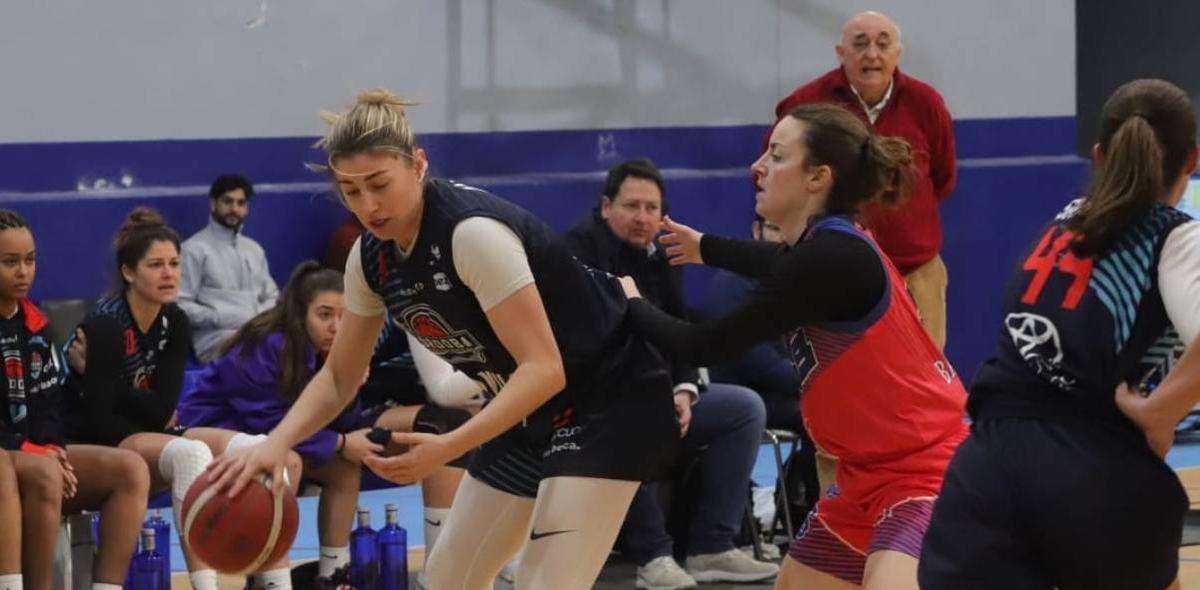 Marta Martínez controla el balón en un partido de la pasada temporada.