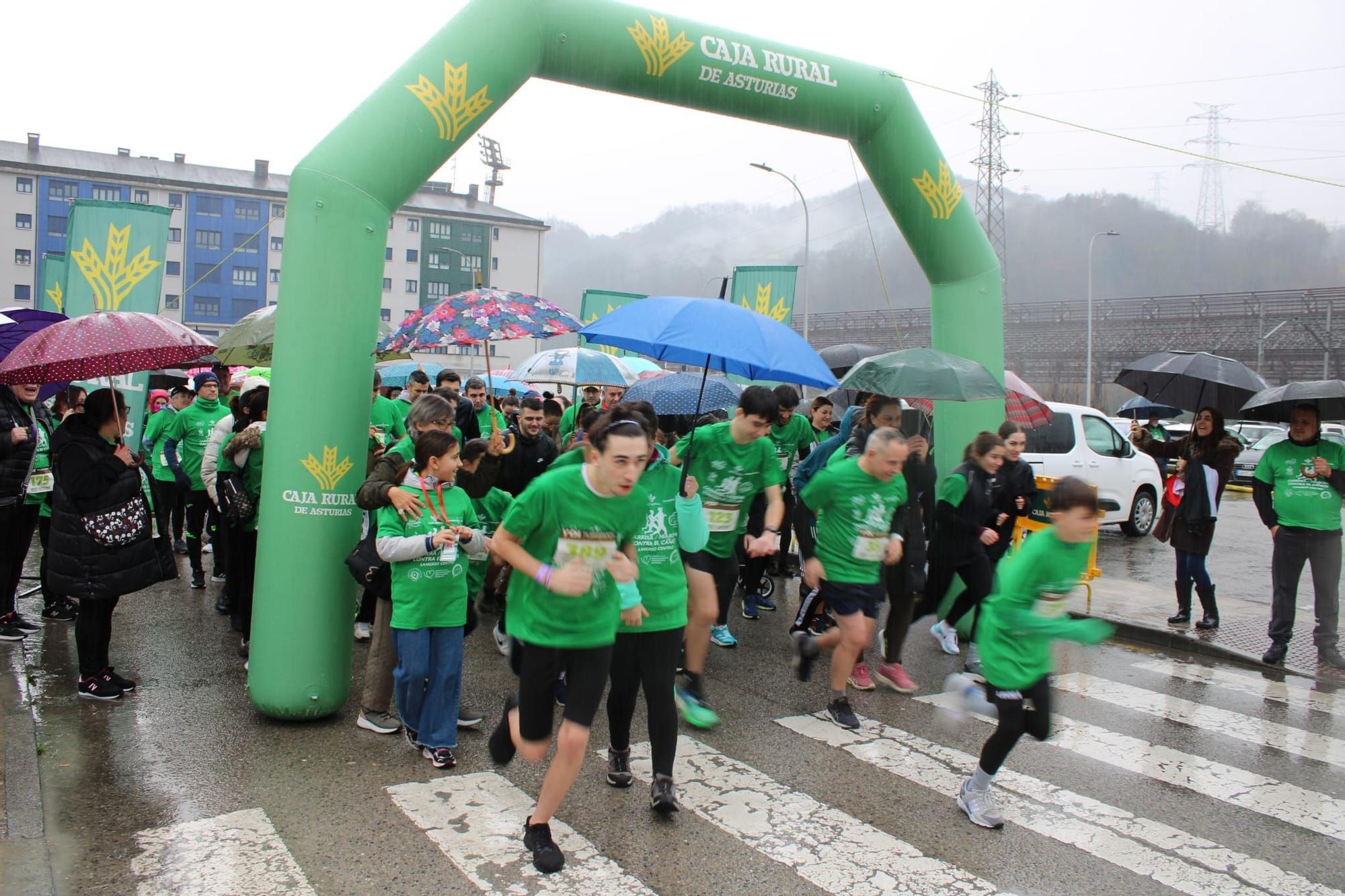 Así fue la carrera contra el cáncer en Langreo: Medio millar de valientes desafían a la lluvia por una buena causa