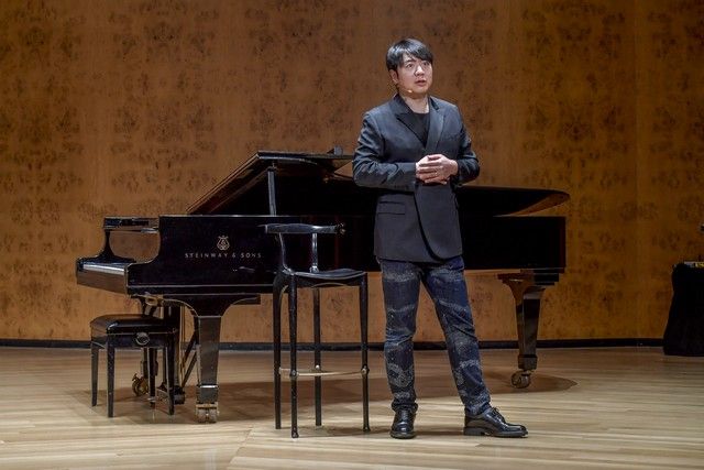 El pianista Lang Lang mantiene un encuentro con estudiantes de música en Gran Canaria