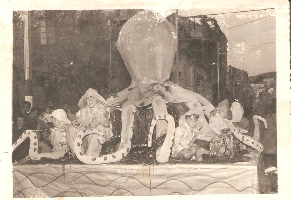 Una de las tradicionales carrozas, con forma de pulpo, que salían antiguamente en la procesión del Corpus de Bueu.