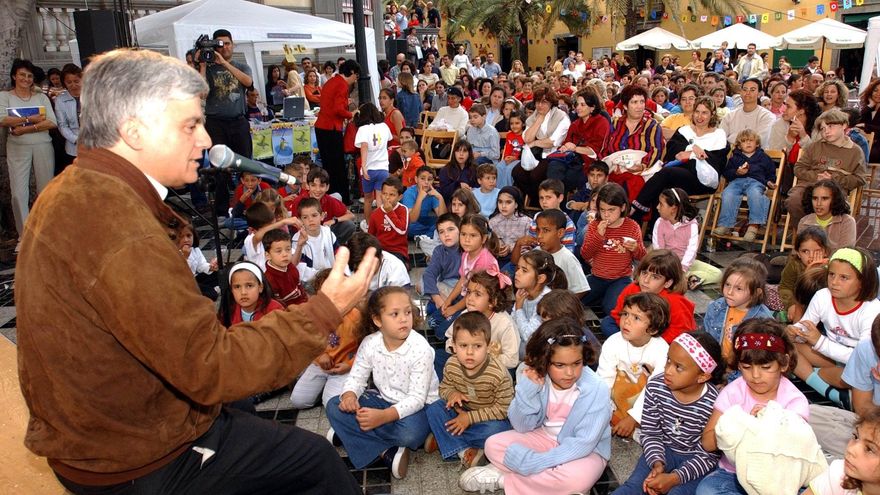 Foto: José Miguel Pérez, en un taller de cuentos en la Biblioteca Insular.