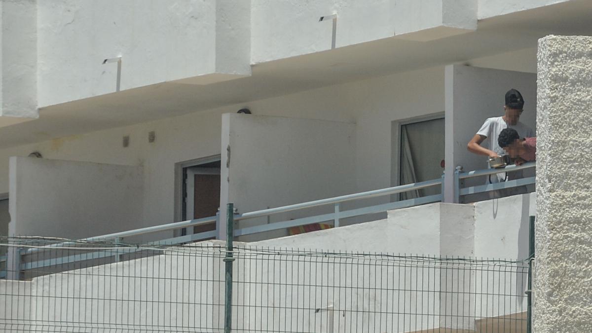 Dos menores no acompañados en una terraza del complejo Porto Bello.