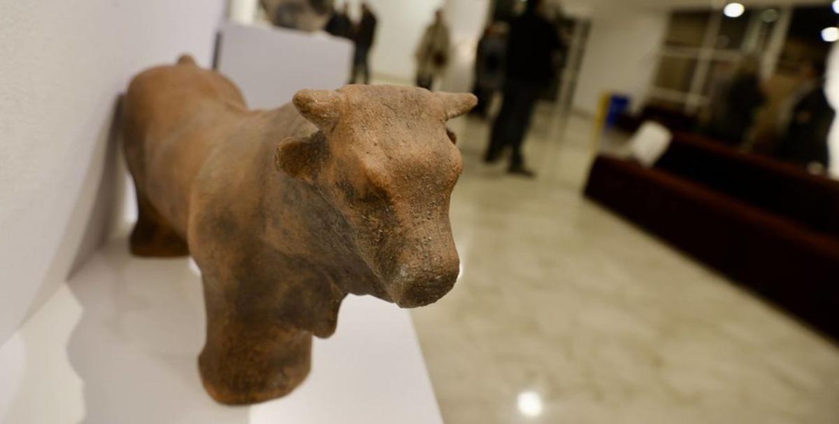 Arriba, la pieza «Toro» y abajo, «La vasija de la Alegría».