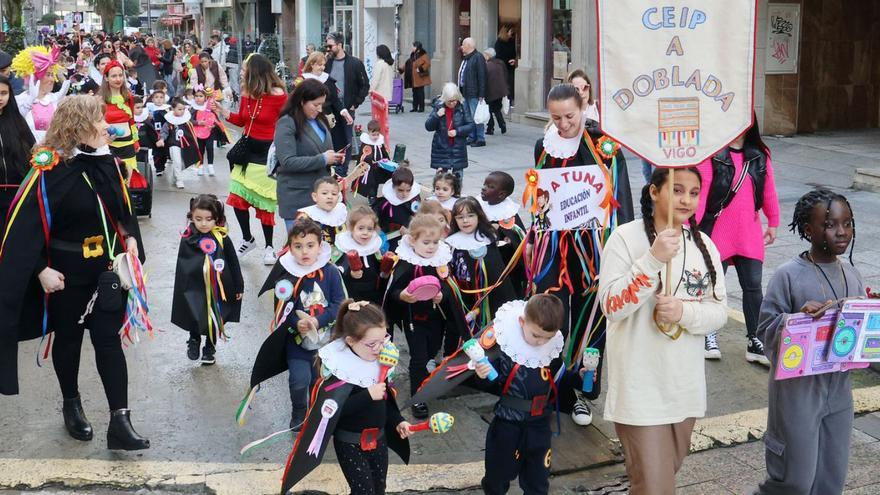 Desfile de carnaval de los alumnos del CEIP A Doblada | MARTA G. BREA