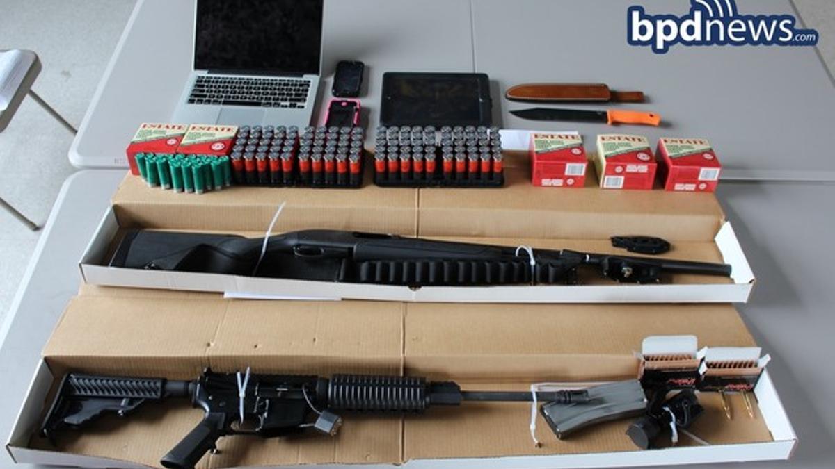 Armas, munición y otros objetos que la policía de Boston requisó a los sospechosos de perpetrar un ataque en un Torneo Pokémon.